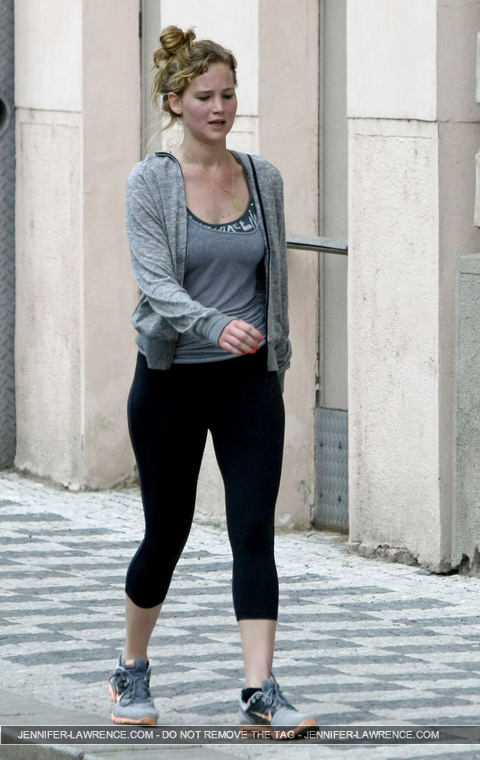 May_7_-_Jogging_around_Prague_with_her_boyfriend_Nicholas_Hoult_28629.jpg