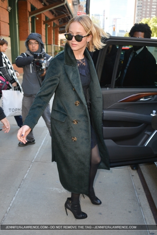 November_15_-_Leaving_her_hotel_in_New_York_City_before_she_heads_to_Mockingjay_Fan_Press_Event_28329.jpg