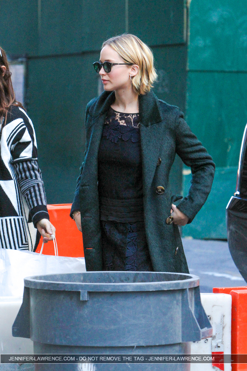 November_15_-_Leaving_her_hotel_in_New_York_City_before_she_heads_to_Mockingjay_Fan_Press_Event_283329.jpg