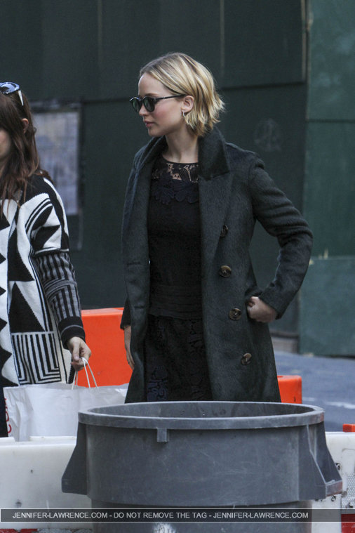 November_15_-_Leaving_her_hotel_in_New_York_City_before_she_heads_to_Mockingjay_Fan_Press_Event_283529.jpg