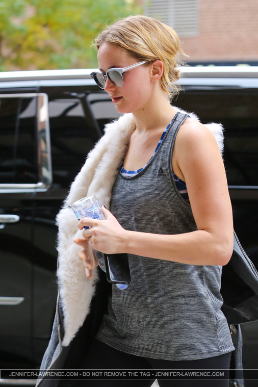 November_16_-_Arriving_back_at_her_hotel_in_New_York__281429.jpg