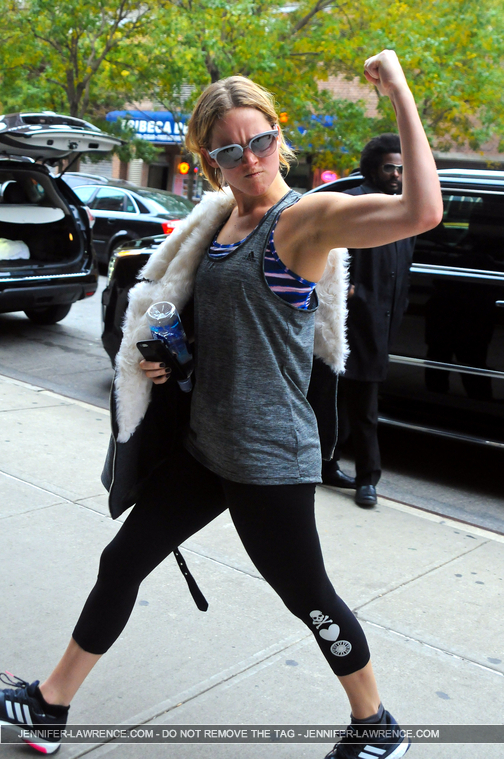 November_16_-_Arriving_back_at_her_hotel_in_New_York__282029.jpg