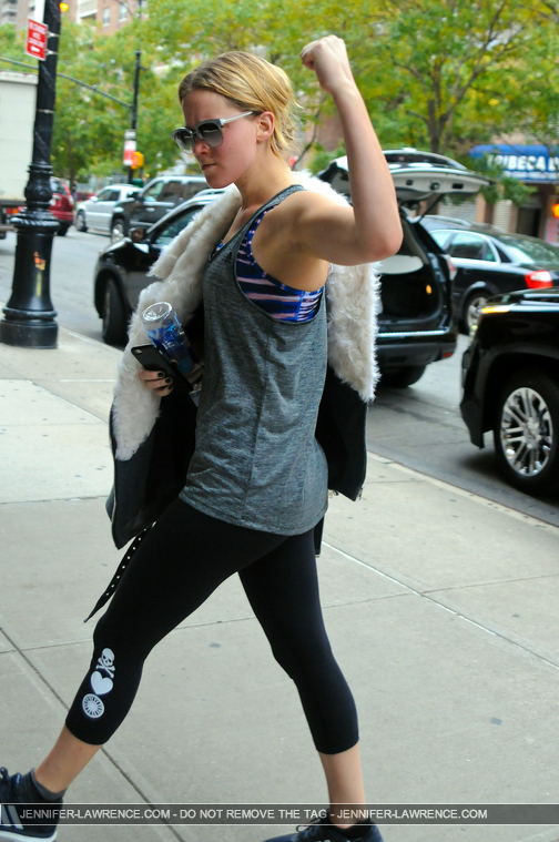 November_16_-_Arriving_back_at_her_hotel_in_New_York__282329.jpg