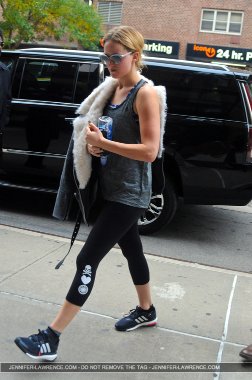 November_16_-_Arriving_back_at_her_hotel_in_New_York__283029.jpg