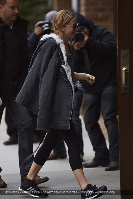 November_16_-_Arriving_back_at_her_hotel_in_New_York__283229.jpg