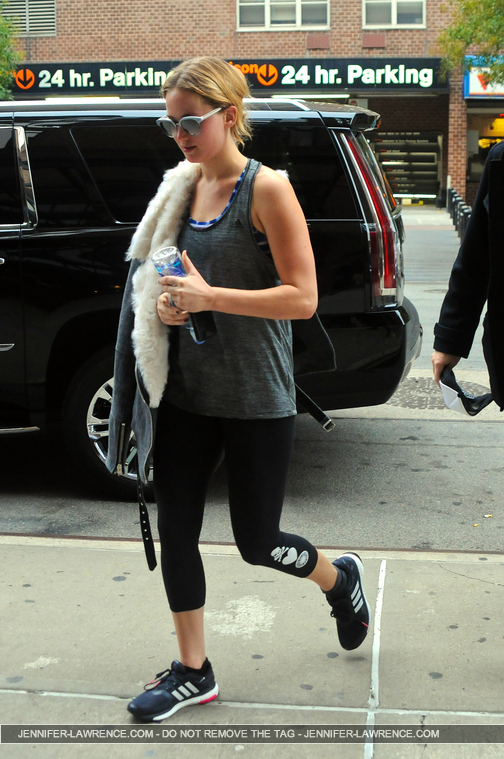 November_16_-_Arriving_back_at_her_hotel_in_New_York__28329.jpg