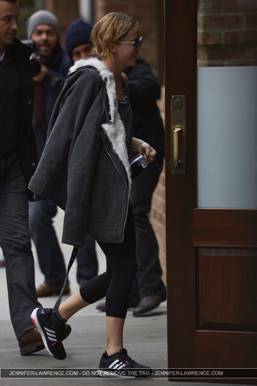 November_16_-_Arriving_back_at_her_hotel_in_New_York__283329.jpg