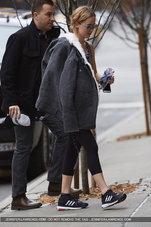 November_16_-_Arriving_back_at_her_hotel_in_New_York__283429.jpg