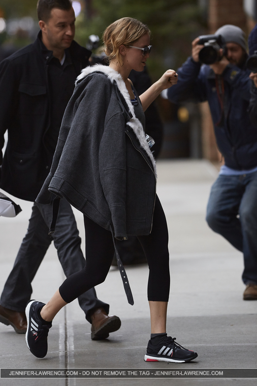 November_16_-_Arriving_back_at_her_hotel_in_New_York__283529.jpg