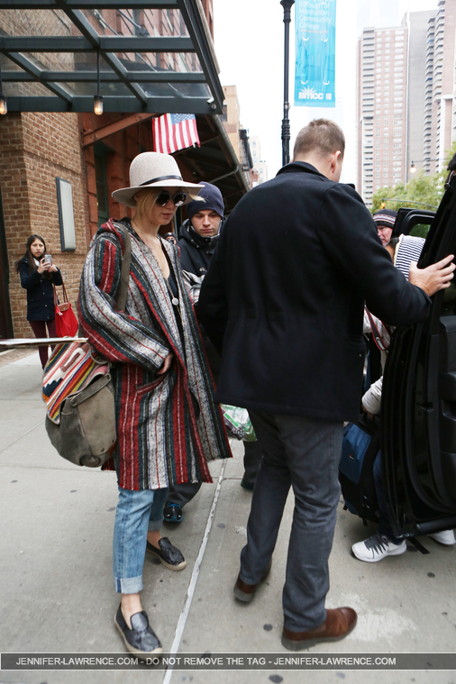 November_16_-_Leaving_her_hotel_in_New_York_281029.jpg