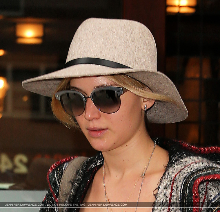 November_16_-_Leaving_her_hotel_in_New_York_28329.jpg