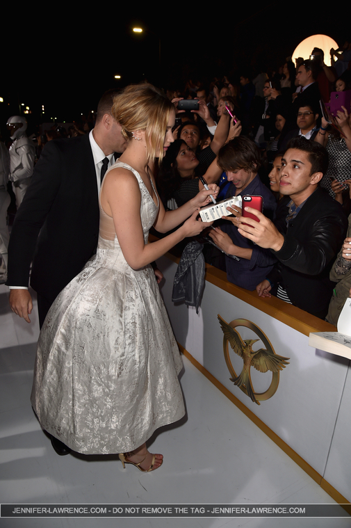November_17_-__Mockingjay_Part_1__Premiere_in_Los_Angeles_2814229~0.jpg