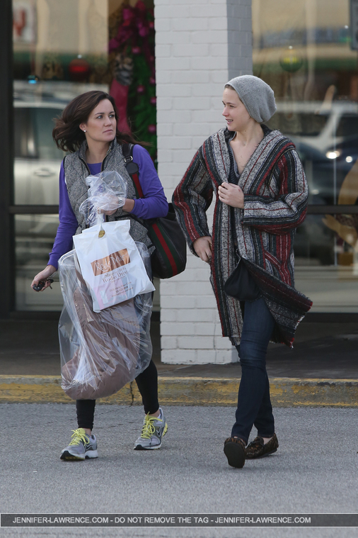 November_28_-_Leaving__Rodeo_Drive__Boutique_in_Louisville_281929.jpg