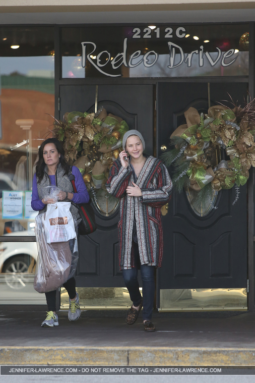 November_28_-_Leaving__Rodeo_Drive__Boutique_in_Louisville_28629.jpg