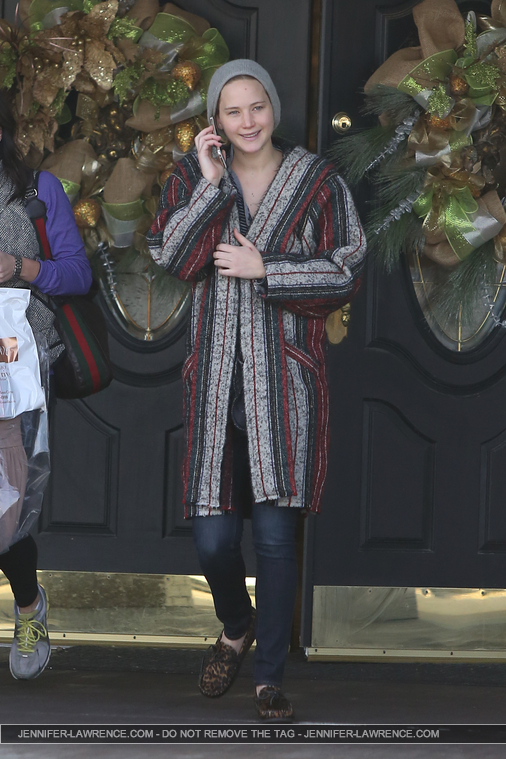 November_28_-_Leaving__Rodeo_Drive__Boutique_in_Louisville_28929.jpg