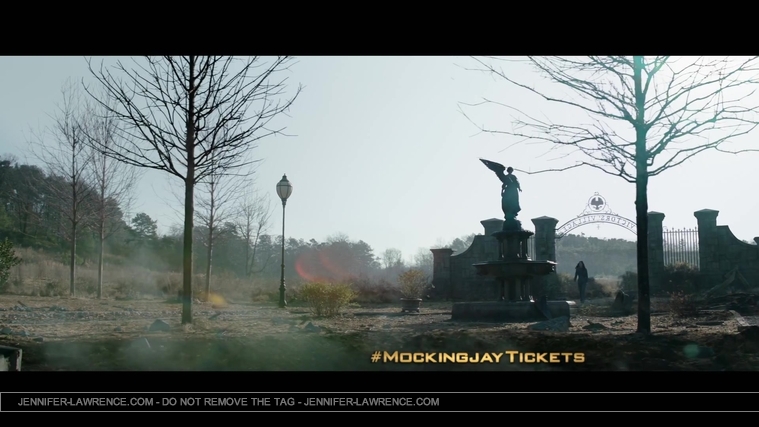 The_Hunger_Games__Mockingjay_Part_1_-_22Return_to_District_1222_109.jpg