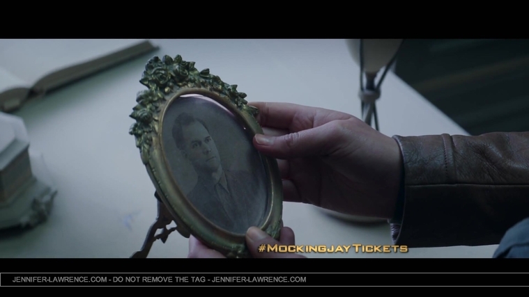 The_Hunger_Games__Mockingjay_Part_1_-_22Return_to_District_1222_151.jpg