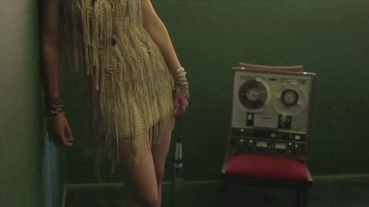 Vogue_Italia_28December_201229_5BBehind_the_Scenes5D_283829~0.jpg