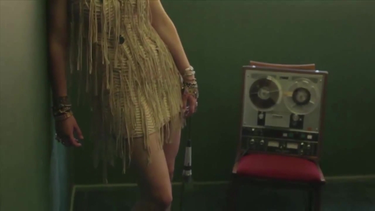 Vogue_Italia_28December_201229_5BBehind_the_Scenes5D_284229~0.jpg