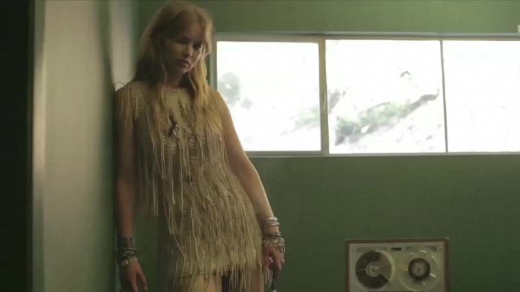 Vogue_Italia_28December_201229_5BBehind_the_Scenes5D_285829~0.jpg