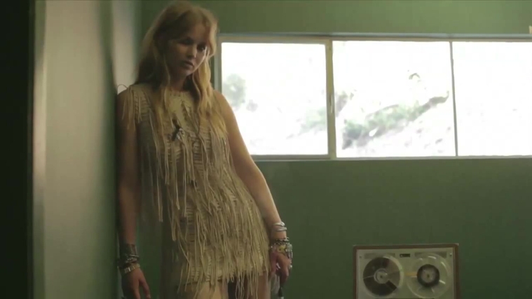 Vogue_Italia_28December_201229_5BBehind_the_Scenes5D_286229~0.jpg