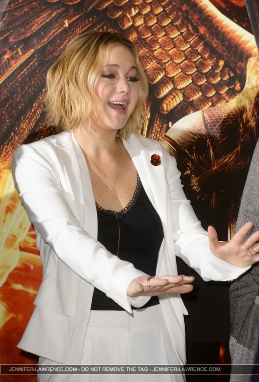 X_November_9_-_Attend_a_photocall_for___The_Hunger_Games_Mockingjay_Part_1___in_London_2811329.jpg