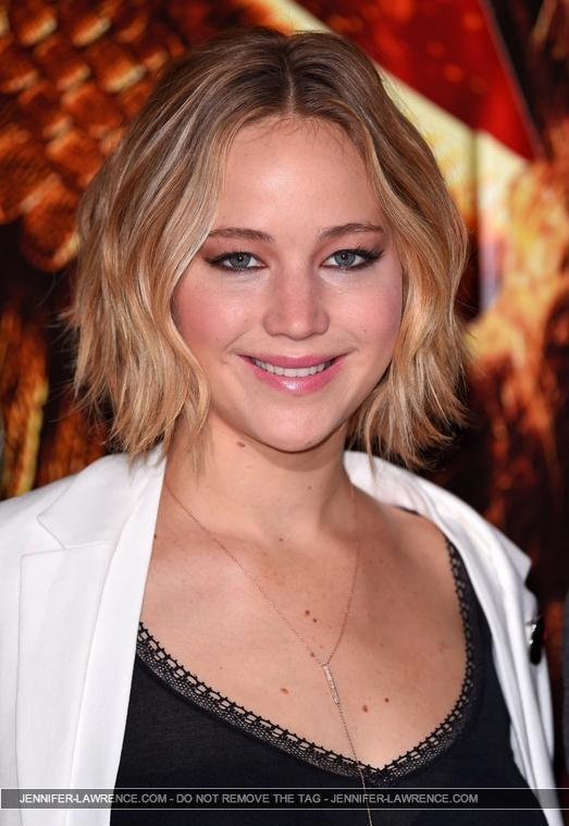 X_November_9_-_Attend_a_photocall_for___The_Hunger_Games_Mockingjay_Part_1___in_London_281629.jpg