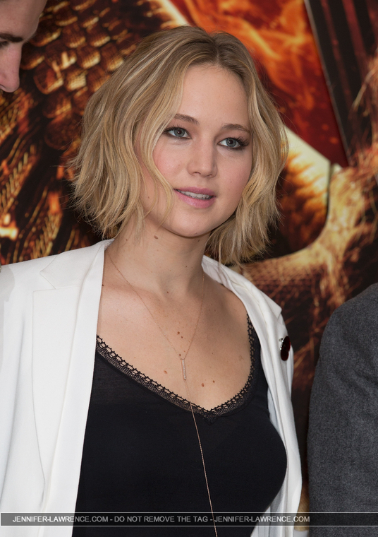 X_November_9_-_Attend_a_photocall_for___The_Hunger_Games_Mockingjay_Part_1___in_London_282229.jpg