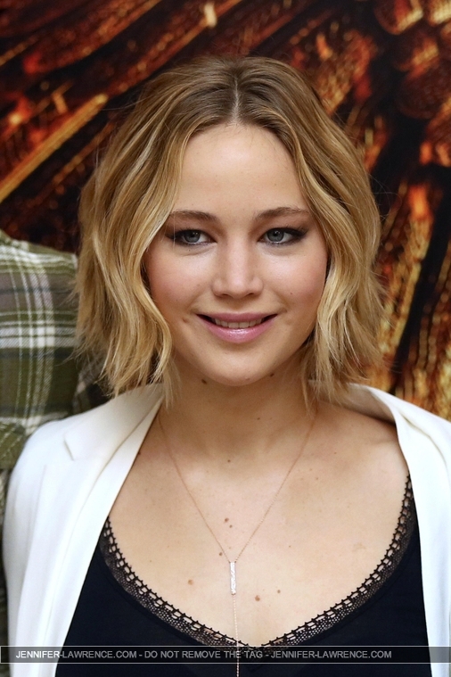 X_November_9_-_Attend_a_photocall_for___The_Hunger_Games_Mockingjay_Part_1___in_London_282829.jpg