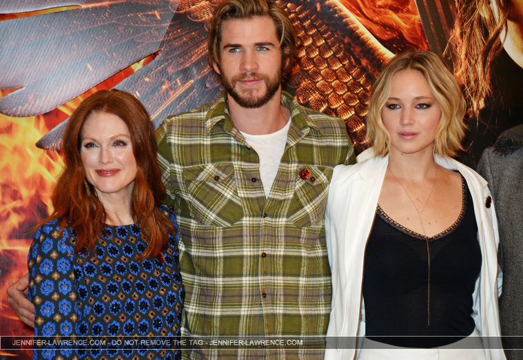 X_November_9_-_Attend_a_photocall_for___The_Hunger_Games_Mockingjay_Part_1___in_London_284929.jpg