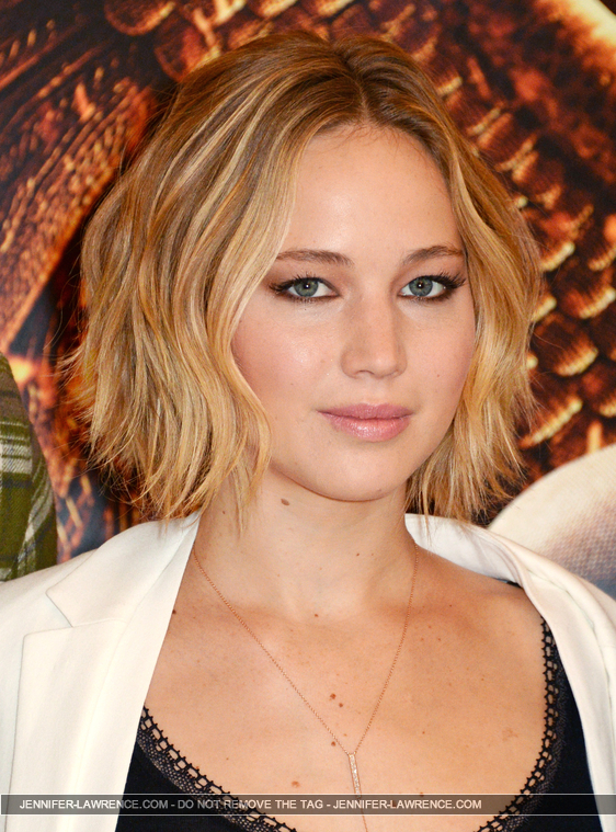 X_November_9_-_Attend_a_photocall_for___The_Hunger_Games_Mockingjay_Part_1___in_London_28729.jpg