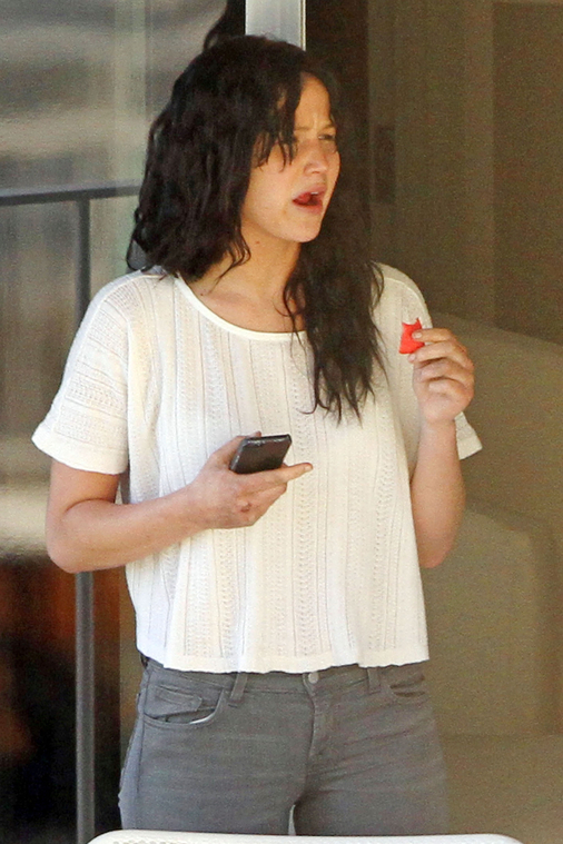 jlaw_candid_26feb2013hawaii_033.jpg