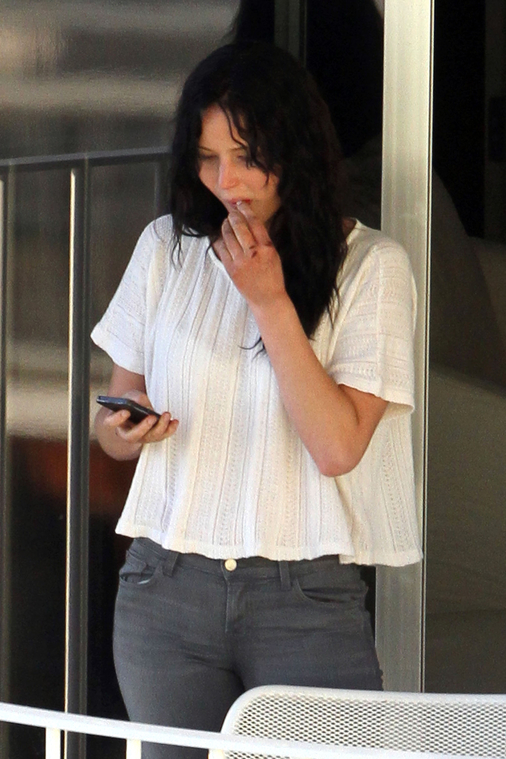 jlaw_candid_26feb2013hawaii_034.jpg