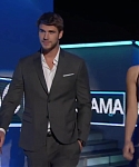 Liam_Hemsworth_and_Jennifer_Lawrence_Present_at_People_s_Choice_Awards_2012_031.jpg