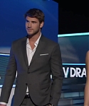 Liam_Hemsworth_and_Jennifer_Lawrence_Present_at_People_s_Choice_Awards_2012_032.jpg