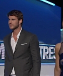 Liam_Hemsworth_and_Jennifer_Lawrence_Present_at_People_s_Choice_Awards_2012_033.jpg