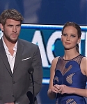 Liam_Hemsworth_and_Jennifer_Lawrence_Present_at_People_s_Choice_Awards_2012_045.jpg