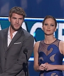Liam_Hemsworth_and_Jennifer_Lawrence_Present_at_People_s_Choice_Awards_2012_046.jpg