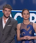 Liam_Hemsworth_and_Jennifer_Lawrence_Present_at_People_s_Choice_Awards_2012_047.jpg