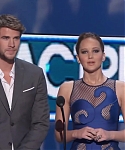 Liam_Hemsworth_and_Jennifer_Lawrence_Present_at_People_s_Choice_Awards_2012_048.jpg