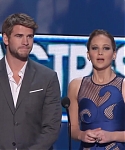 Liam_Hemsworth_and_Jennifer_Lawrence_Present_at_People_s_Choice_Awards_2012_050.jpg