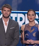 Liam_Hemsworth_and_Jennifer_Lawrence_Present_at_People_s_Choice_Awards_2012_051.jpg