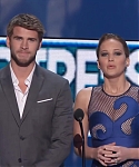 Liam_Hemsworth_and_Jennifer_Lawrence_Present_at_People_s_Choice_Awards_2012_052.jpg