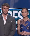 Liam_Hemsworth_and_Jennifer_Lawrence_Present_at_People_s_Choice_Awards_2012_053.jpg