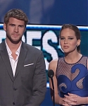 Liam_Hemsworth_and_Jennifer_Lawrence_Present_at_People_s_Choice_Awards_2012_054.jpg