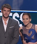 Liam_Hemsworth_and_Jennifer_Lawrence_Present_at_People_s_Choice_Awards_2012_055.jpg