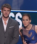 Liam_Hemsworth_and_Jennifer_Lawrence_Present_at_People_s_Choice_Awards_2012_056.jpg
