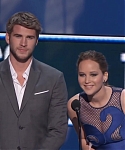 Liam_Hemsworth_and_Jennifer_Lawrence_Present_at_People_s_Choice_Awards_2012_059.jpg