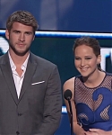 Liam_Hemsworth_and_Jennifer_Lawrence_Present_at_People_s_Choice_Awards_2012_060.jpg