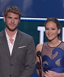 Liam_Hemsworth_and_Jennifer_Lawrence_Present_at_People_s_Choice_Awards_2012_062.jpg